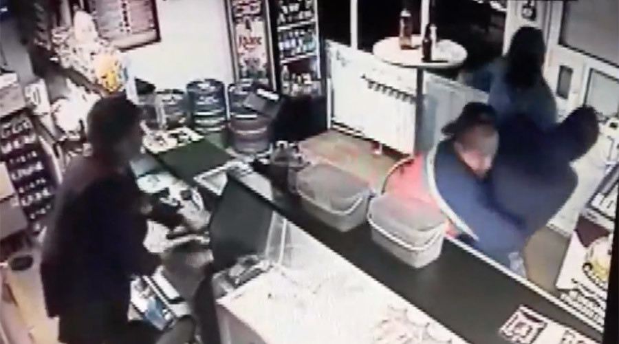 Russian beer lover fights off gun-toting thug to drink in peace (VIDEO)