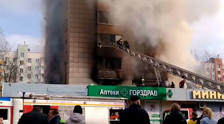 Passersby climb burning building to save schoolboy from window (VIDEO)