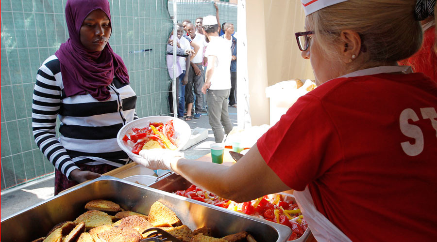 2 Brits & 1 French volunteer arrested for giving food to migrants in Italy-France border town