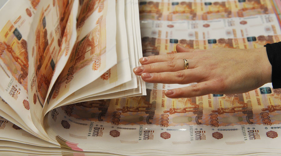 Foreign investors continue bankrolling Russian ruble despite oil slide & key rate cut
