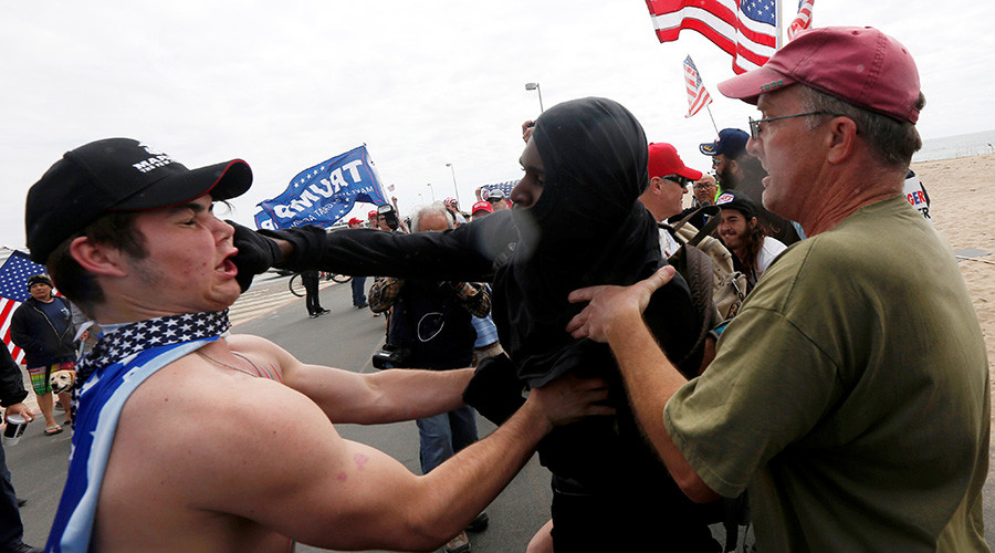 Violence erupts in California beach town as Trump supporters clash with protesters (PHOTOS, VIDEOS)