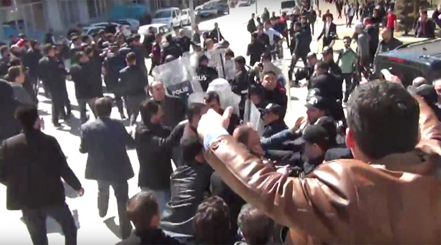 ‘An attack on democracy’: Mass brawl at opposition rally ahead of Turkey referendum (VIDEO)
