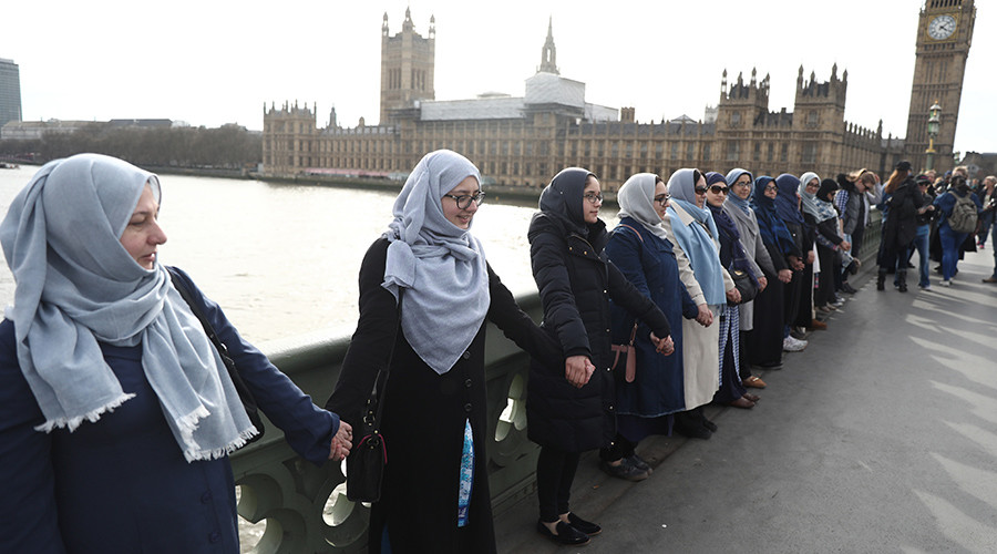 Women form human chain to honor victims of Westminster terrorist attack (PHOTOS, VIDEO)