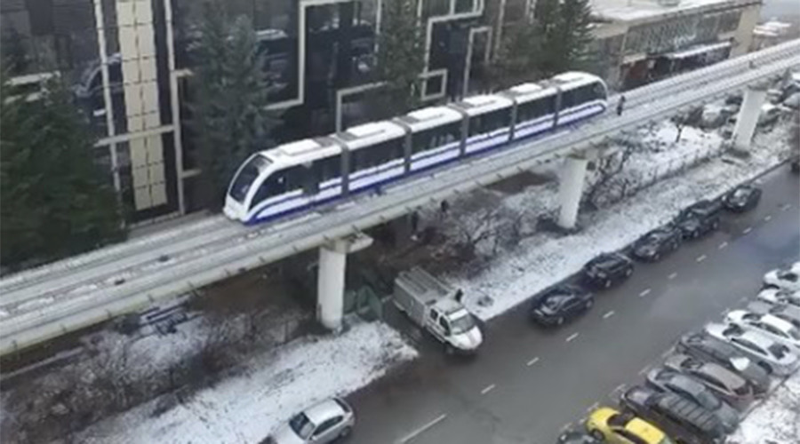 6-meter-high stroll: Passengers forced to walk after Moscow monorail breakdown (PHOTO, VIDEO)
