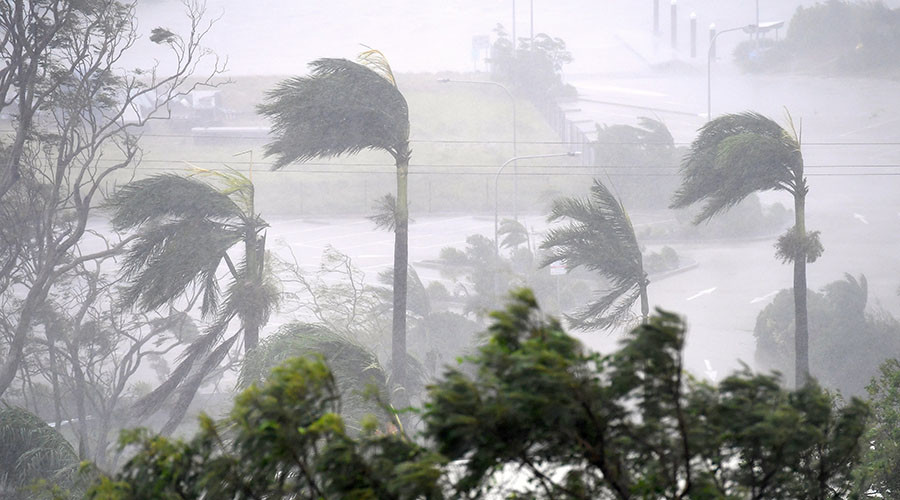 Monster cyclone rips off roofs & trees, forces mass evacuations in Australia (VIDEOS)