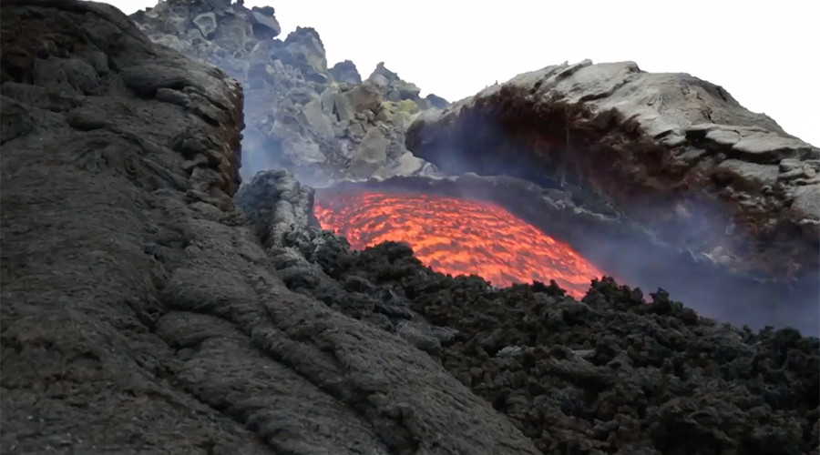 Rivers of lava flow onto slopes of Mount Etna after eruption (VIDEO)