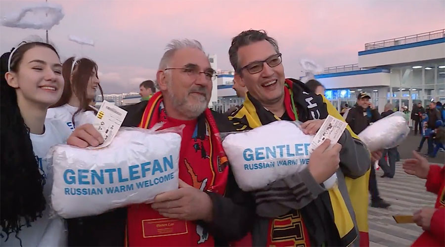 Russian angels welcome Belgian Red Devils’ fans with cloud-pillows in Sochi (VIDEO)
