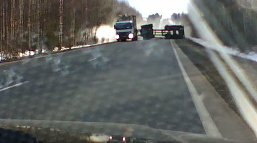 Lumber-jackknife: Russian driver just avoids overturned timber truck trailer in heart-stopping video