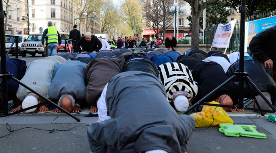 Muslims pray outside to protest mosque closure in Paris (PHOTOS, VIDEO)