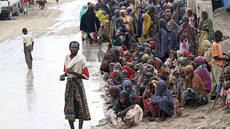 Internally displaced people wait to collect food aid, Somalia. File photo. © Ismail Taxta 