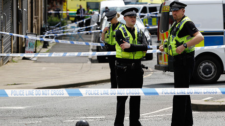 Police stand behind a cordon in Birstall near Leeds, June 16, 2016 © Craig Brough 