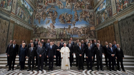 Pope Francis poses in the Sistine chapel during a meeting with EU leaders at the Vatican March 24, 2017 © Osservatore Romano/