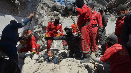 Firefighters look for bodies of civilians after an air strike in Mosul, Iraq March 27, 2017 © Stringer 