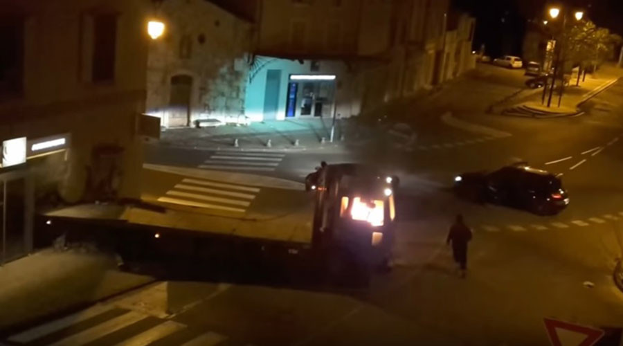 Spectacular bank heist fail caught on camera as robbers flee scene