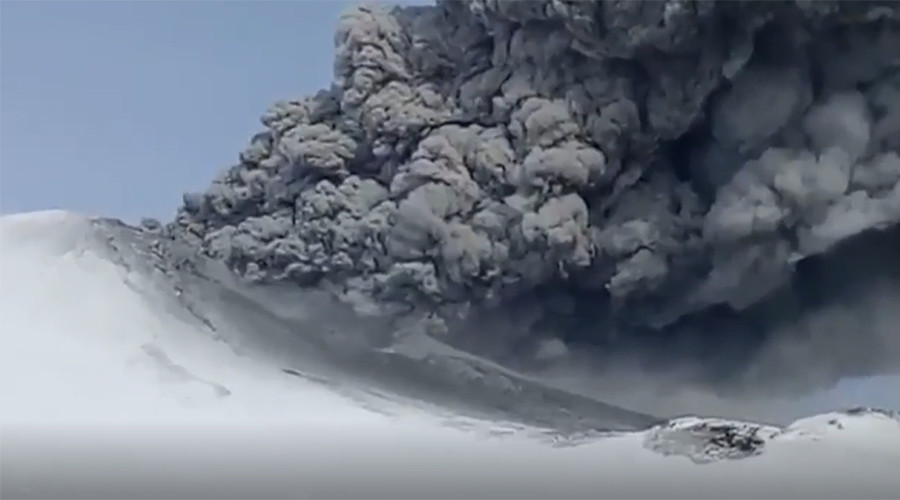 2 volcanos spew ash in Russia’s quake-rattled Kamchatka
