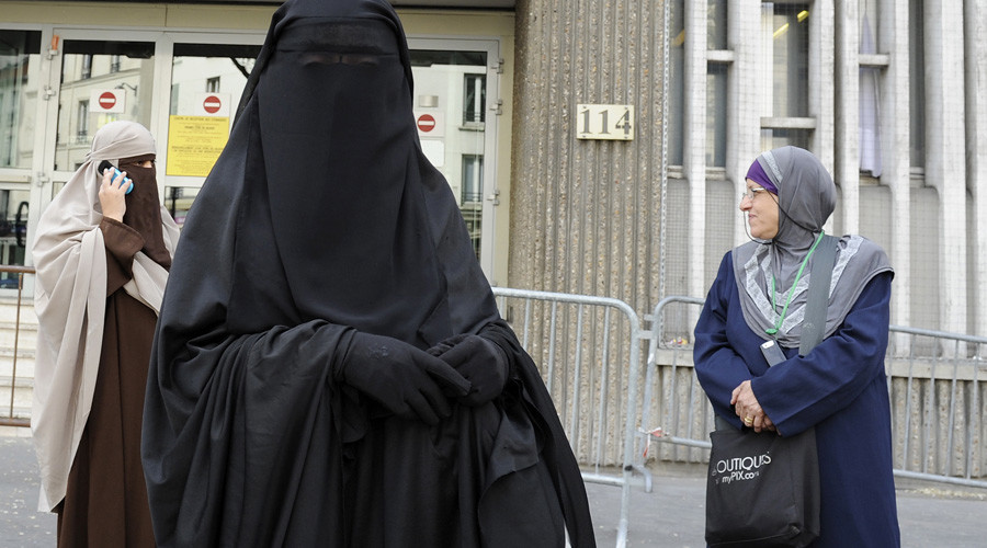 Juncker’s party calls for EU-wide ban on Muslim veil