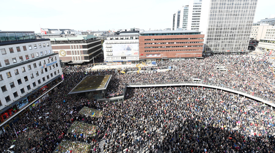 Thousands gather in Stockholm to commemorate victims of truck attack (PHOTOS, VIDEOS)