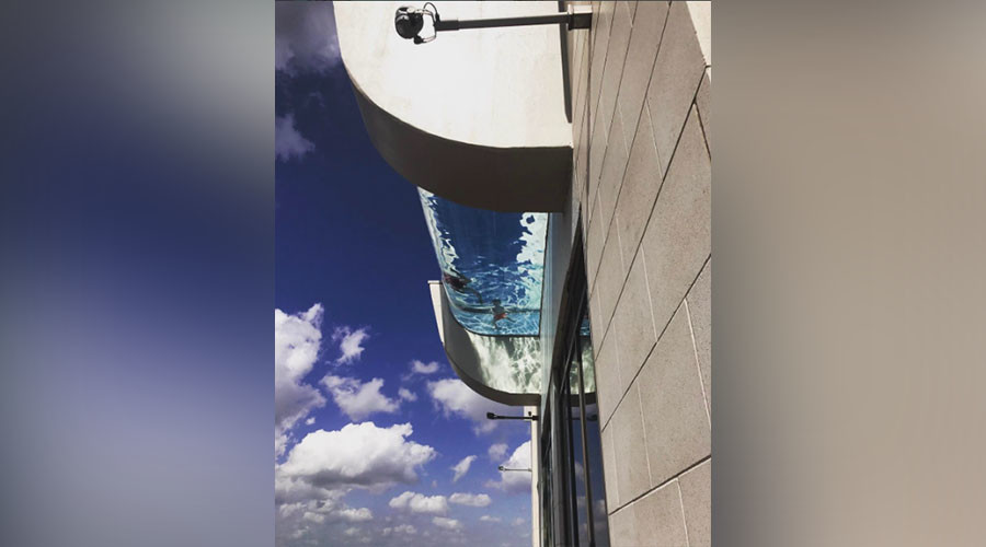 ‘Bottomless’ pool, suspended 500ft in air, may induce strokes (VIDEO)
