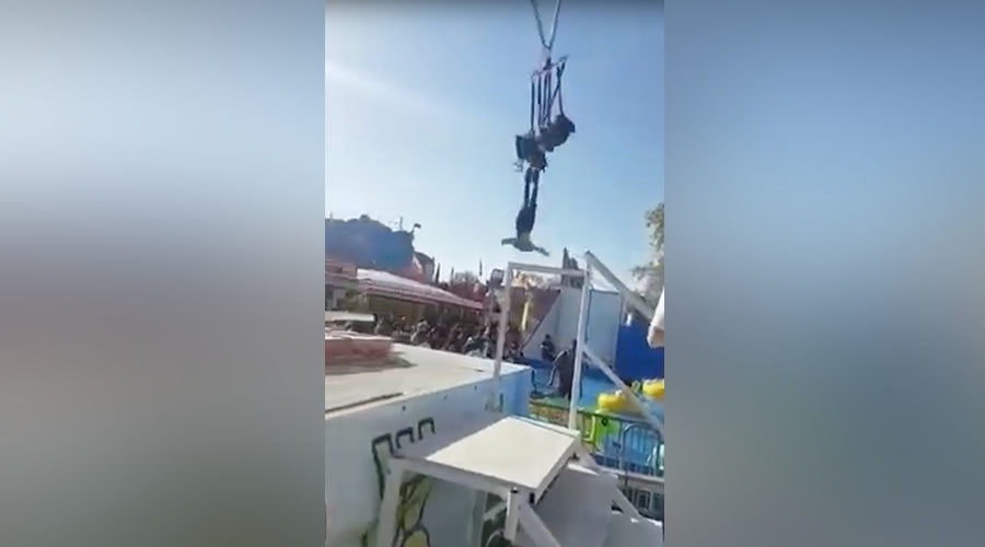 Inches from disaster: Thrillseeker cheats death, dangles by ankles on fairground ride (VIDEO)