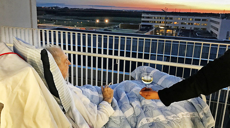 ‘A beautiful end’: Hospital grants dying patient’s wish to drink wine with family (PHOTO)