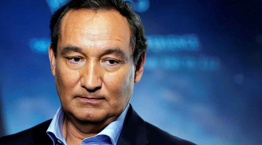 ‘Ashamed & embarrassed’: United Airlines CEO Munoz won’t quit over passenger furor (VIDEO)