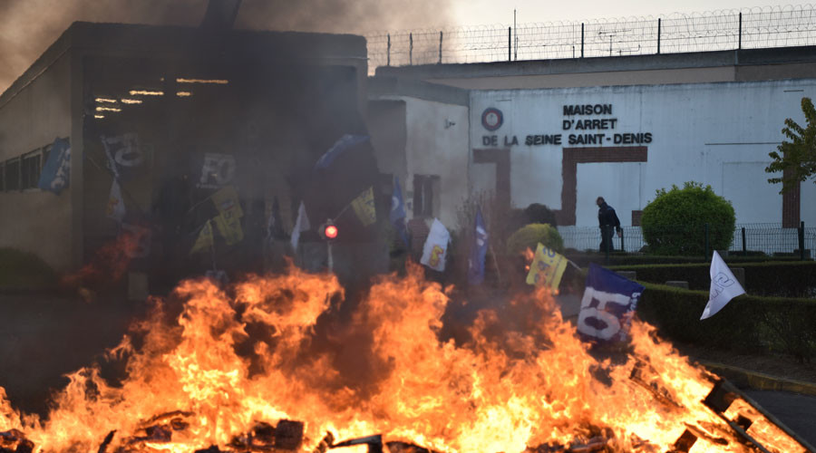 Paris prison guards torch tires to protest poor conditions, 200% overcrowding (PHOTOS, VIDEOS)