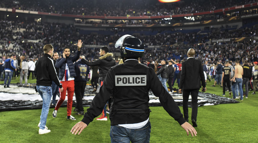 Shocking violence between French & Turkish fans delays Europa League kickoff (VIDEO)