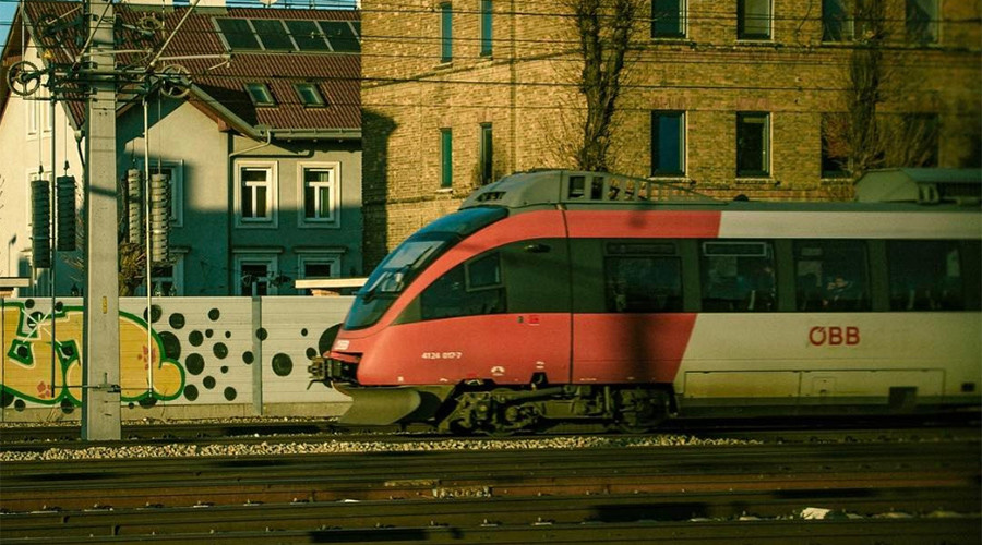 Vienna train crash leaves up to 7 injured, 1 carriage overturned (PHOTOS)