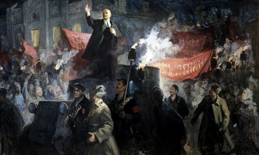 #1917LIVE: Lenin arrives in Petrograd to join the Russian Revolution