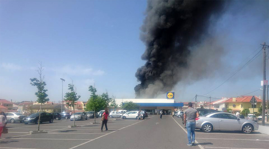 Plane crash near supermarket in Portugal leaves 5 dead (VIDEOS, PHOTOS)