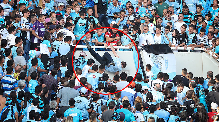Argentine football fan dies after being mistaken for rival supporter & chased from stands (VIDEO)