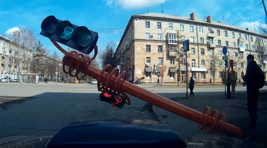 Lights out: Passerby tries to fix traffic signal with disastrous consequences (VIDEO)