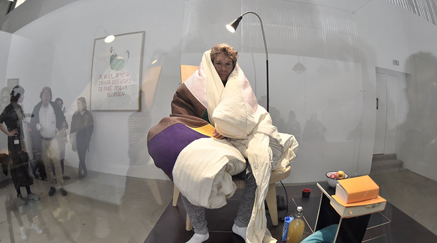 Cracked it: Artist ‘hatches’ egg in bizarre museum stunt (VIDEOS, PHOTOS)