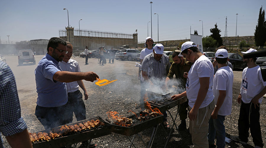 Right-wing Israelis stage BBQ outside prison to taunt Palestinian hunger strikers