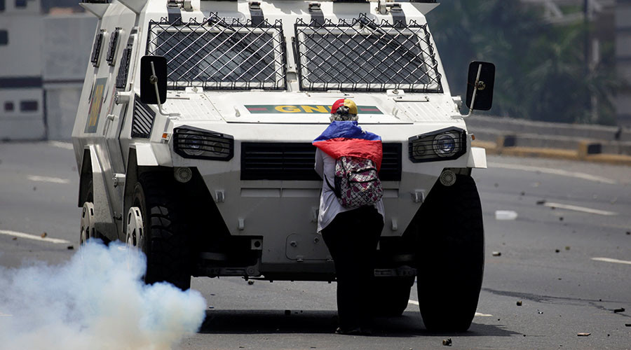 Defiant woman blocks armored truck during anti-Maduro clashes in Venezuela (PHOTOS, VIDEO)