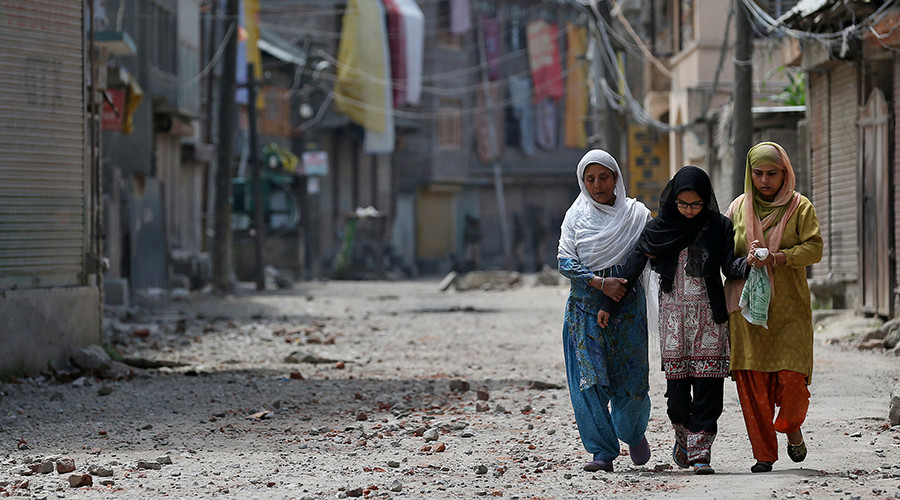 Photojournalist drops camera to help injured Kashmir girl (PHOTO)