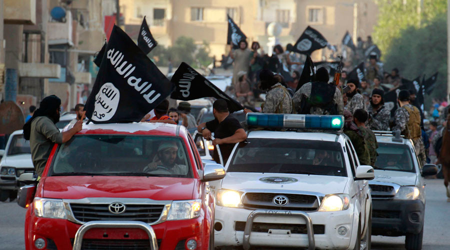 Regime change buddies: ‘Western forces stop targeting ISIS fighters once they cross into Syria’