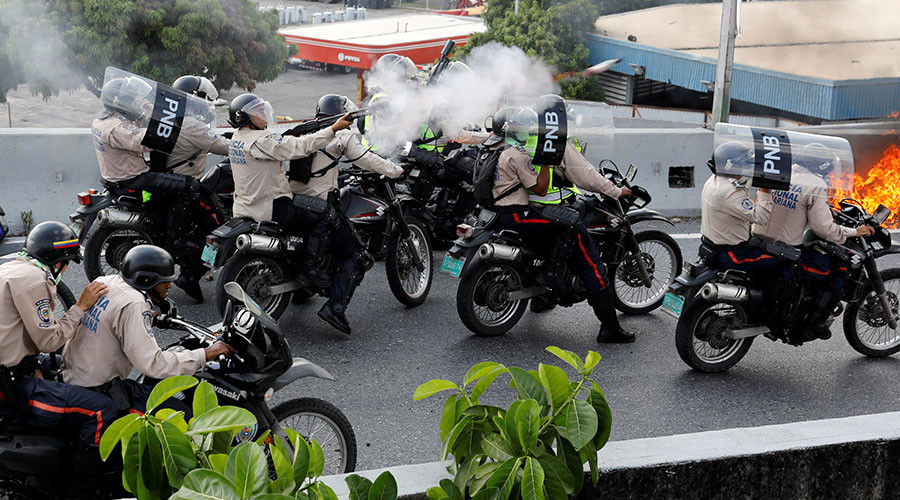 Tear gas & pellets used in clashes at Venezuelan anti-govt protest, injuries reported (GRAPHIC)