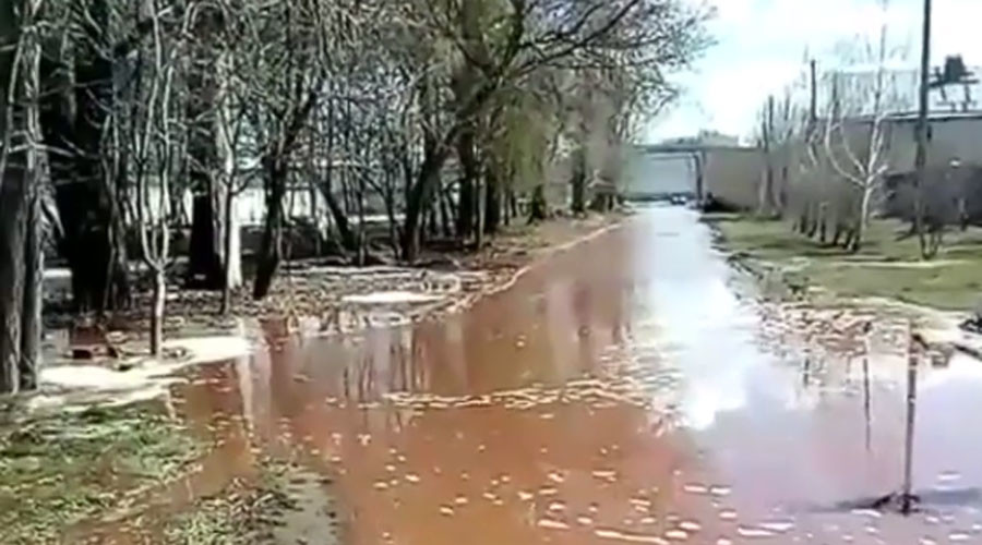 Pepsi storage collapse spills 2 tons of juice in Russian town, leaves workers stranded (VIDEOS)