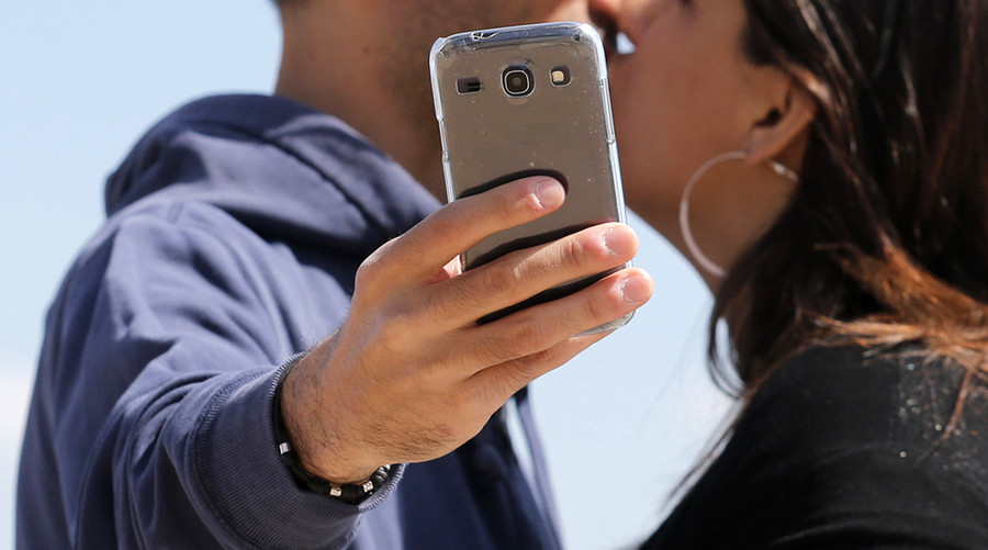 ‘Not today, Satan’: Internet reacts in horror over couple’s freaky selfie (PHOTO)