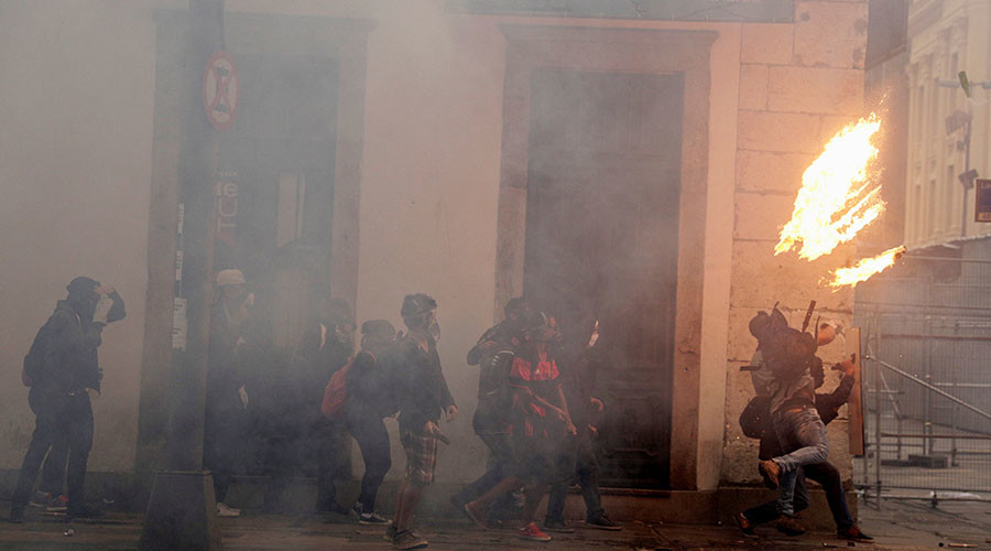 Anti-austerity protesters clash with police, block roads, start fires in Rio (VIDEOS, PHOTOS)
