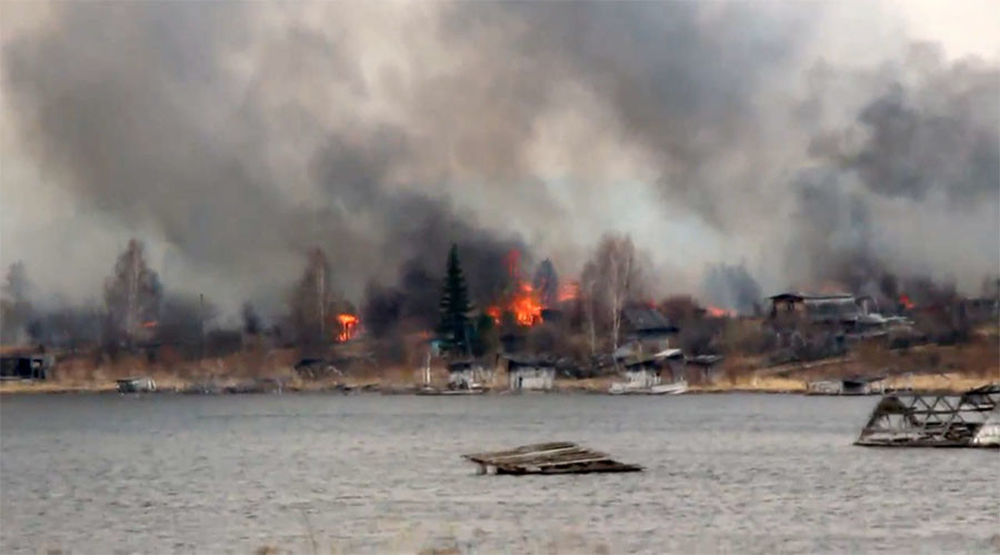 Russian village burns to ground in wildfire sparked by trash-burning local (VIDEOS)