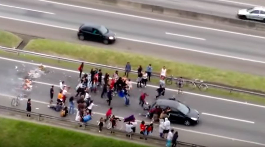 Car ploughs through anti-austerity protesters on Brazilian highway (GRAPHIC VIDEO)