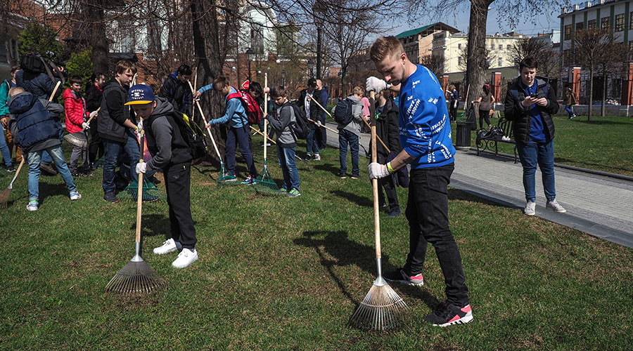 Moscow residents plant trees during ‘subbotnik’ spring cleaning (VIDEO)