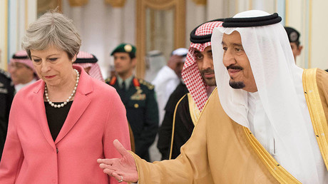 Saudi Arabia's King Salman bin Abdulaziz Al Saud welcomes British Prime Minister Theresa May in Riyadh, Saudi Arabia, April 5, 2017. © Bandar Algaloud / Courtesy of Saudi Royal Court / Handout via Reuters