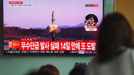 People watch a television news showing file footage of a North Korean missile launch, at a railway station in Seoul on April 5, 2017. © JUNG YEON-JE