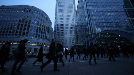 Workers walk to work during the morning rush hour in the financial district of Canary Wharf in London © Eddie Keogh