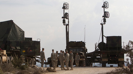 US soldiers stand next to a Patriot anti-missile battery © Ronen Zvulun