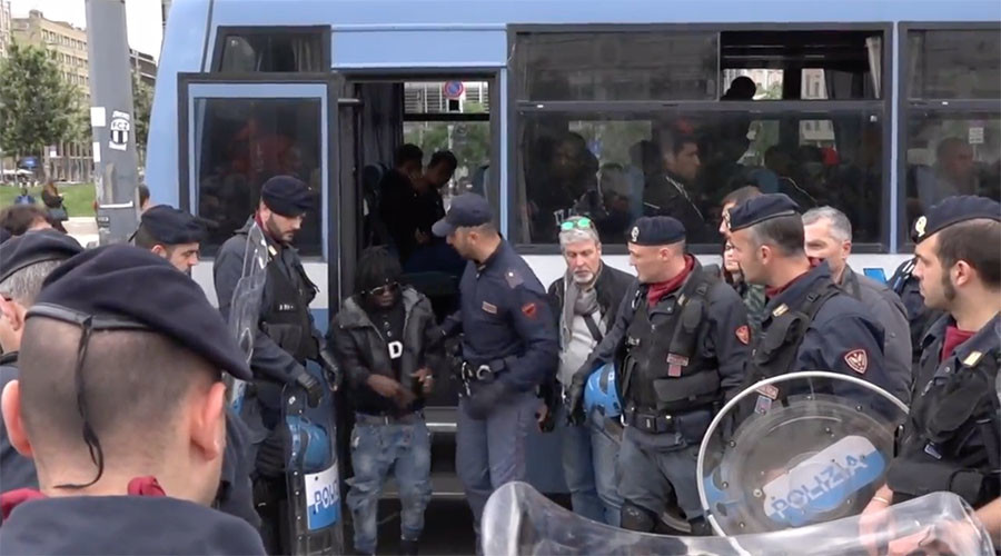 Mounted police & helicopters: Massive op evicts makeshift migrant camp in Milan (VIDEO)