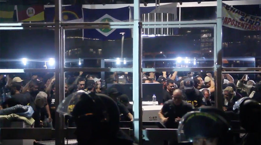 Hundreds of prison workers storm Brazilian Justice Ministry (VIDEO)
